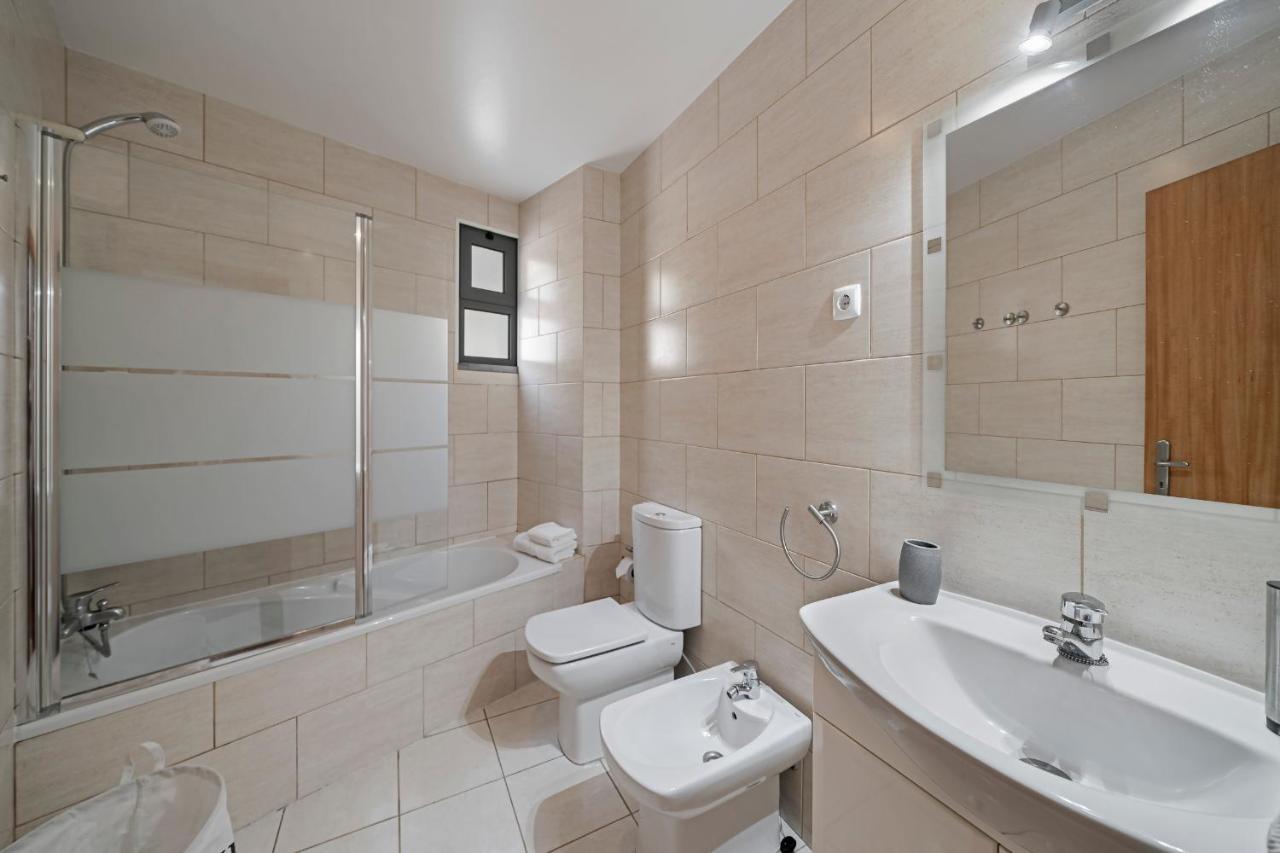 Lobo Marinho By An Island Apartment